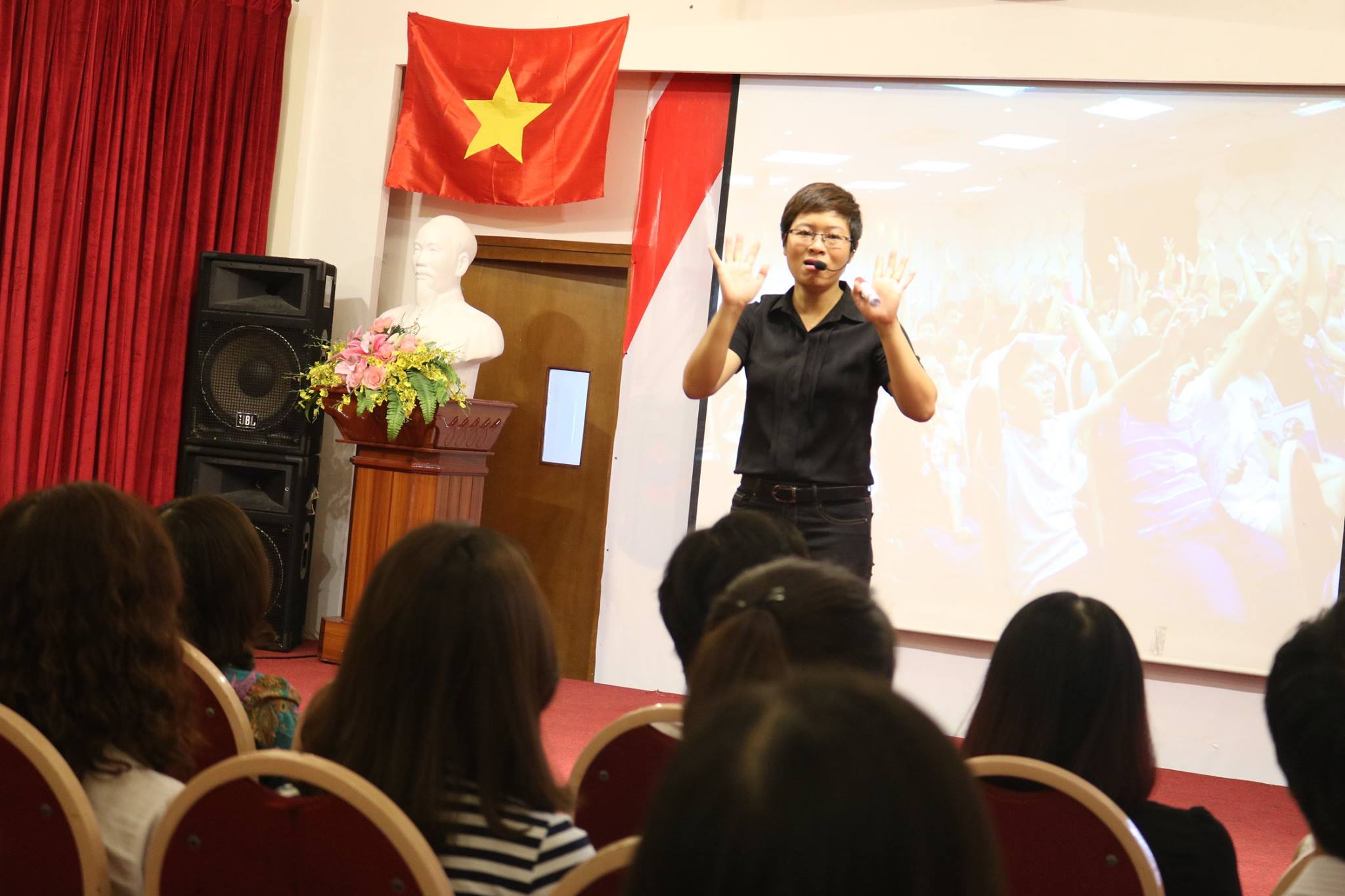 TS. Trần Khánh Ngọc đang giảng dạy