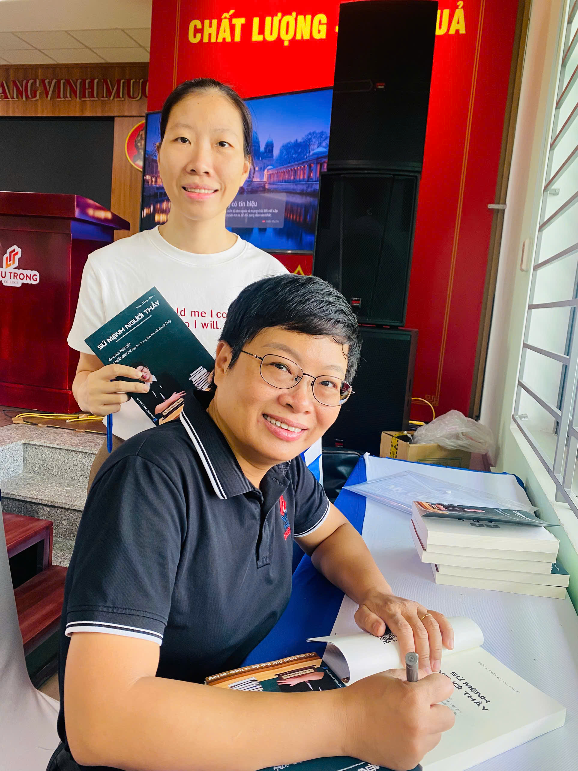 TS. Trần Khánh Ngọc ký sách Sứ Mệnh Người Thầy cho độc giả