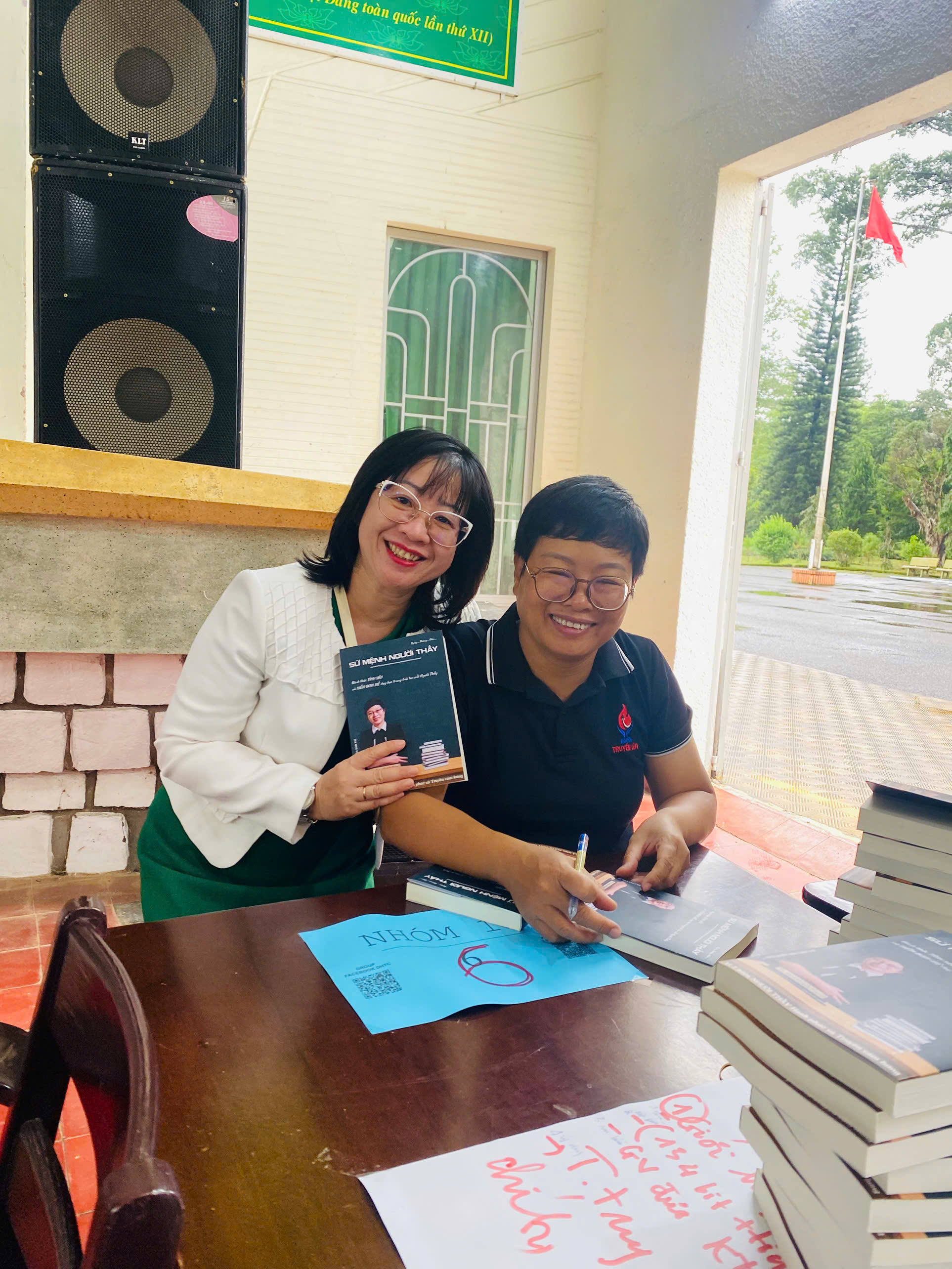 TS. Trần Khánh Ngọc ký tặng độc giả