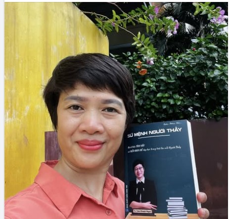 Cô Huyền Kim cầm sách Sứ Mệnh Người Thầy